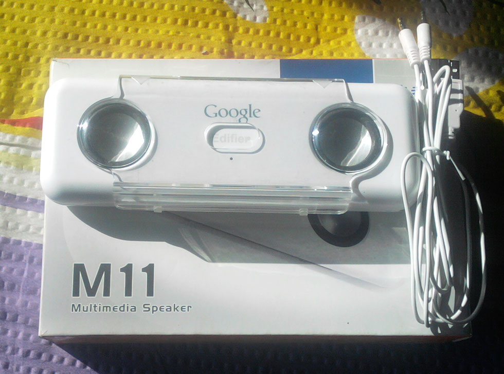 印有 Google Logo 的漫步者M11有便携音响